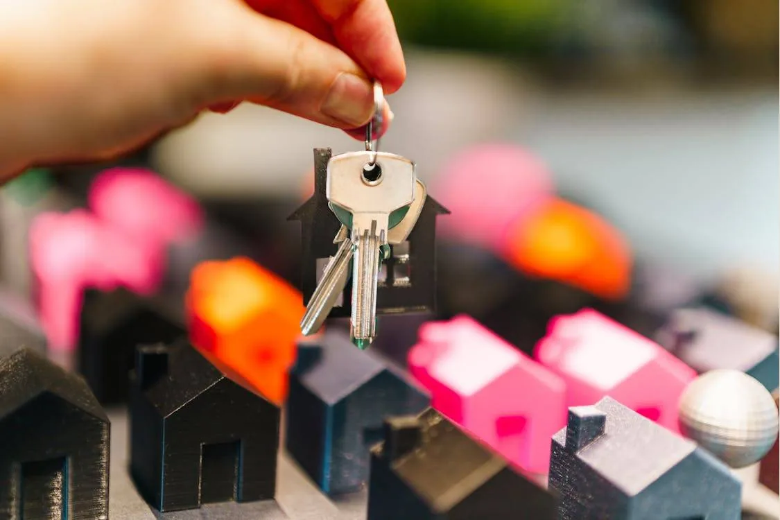 La vivienda protegida en España 2025 cae un 22,7%: Madrid califica 2.048 VPP mientras la vivienda libre se dispara