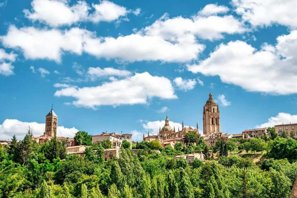 Precio vivienda Segovia-Madrid: 26 minutos en AVE y 4.500 €/m² de diferencia
