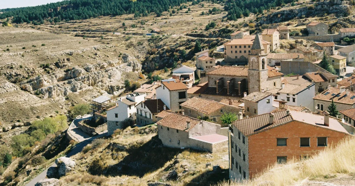 Jóvenes al pueblo: la vivienda cara empuja al 23% fuera de la ciudad (y el funcionario mira a la corona)