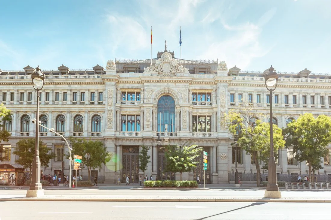 Fachada del edificio del Banco de España en Madrid, con las banderas española y europea