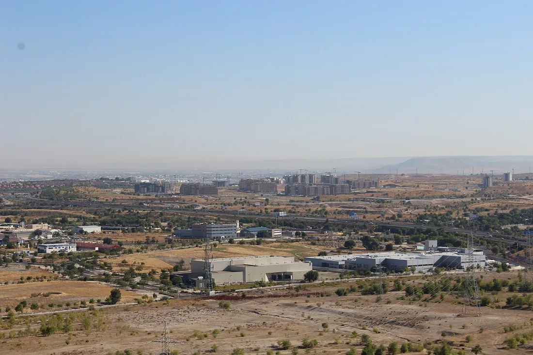 Vista de El Cañaveral, en el este de Madrid, con los primeros bloques de viviendas y grúas entre parcelas todavía vacías