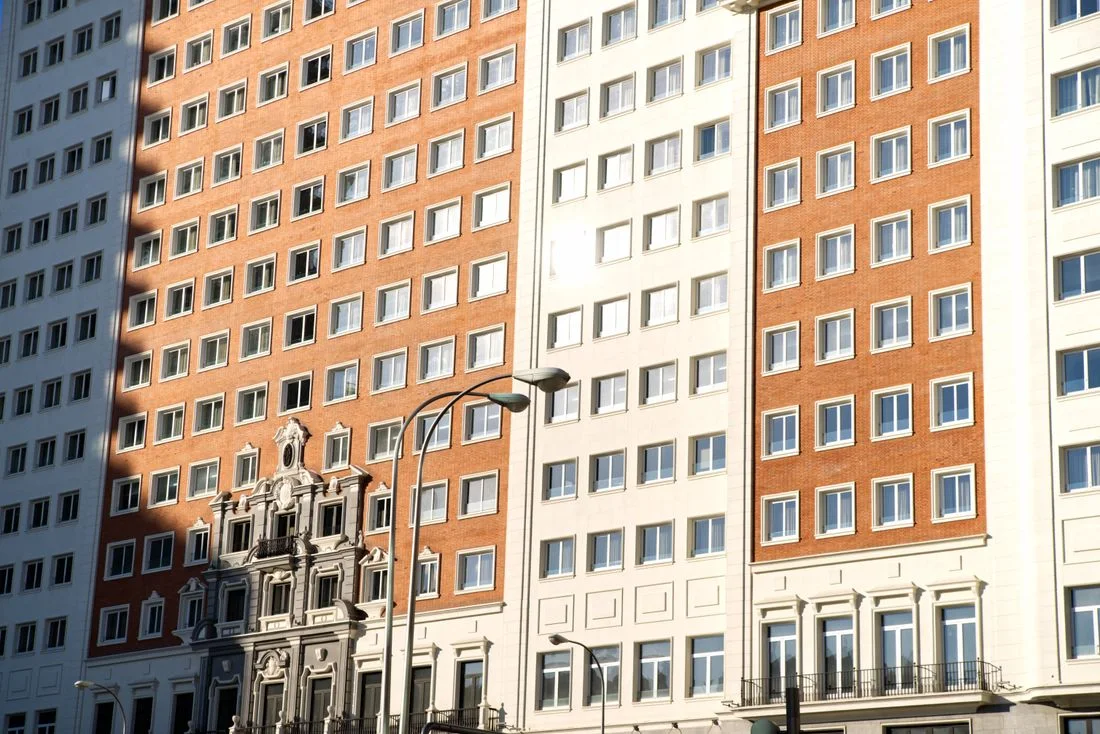 Fachada soleada de un edificio residencial clásico en Madrid