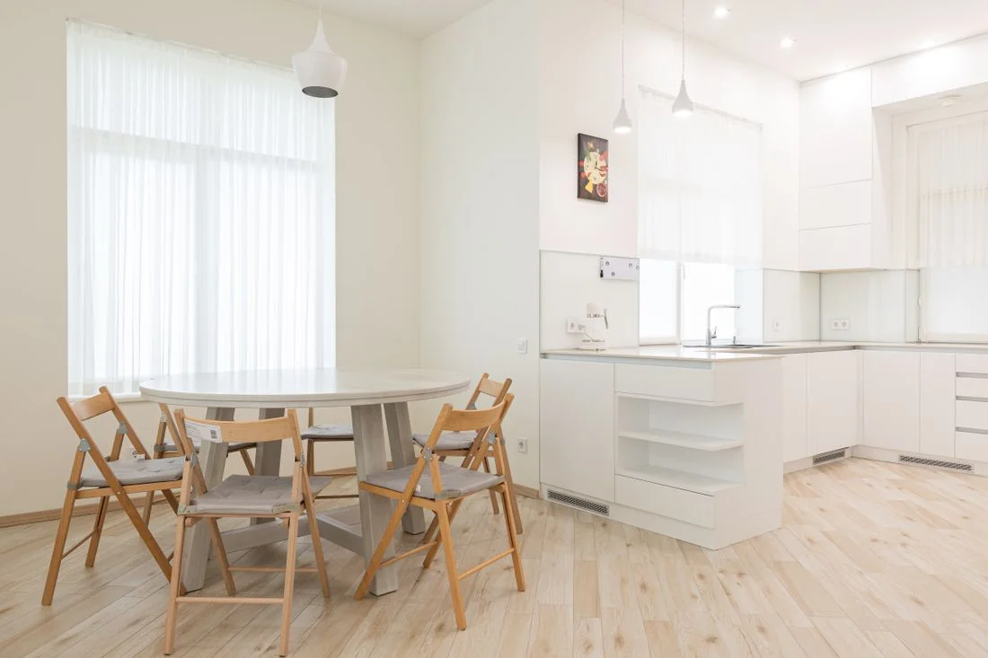 Cocina y comedor de una vivienda nueva, vacía y con luz natural