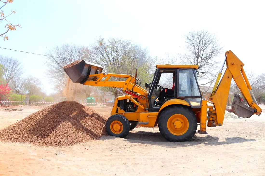 Excavadora moviendo tierra en las obras de urbanización de un desarrollo residencial