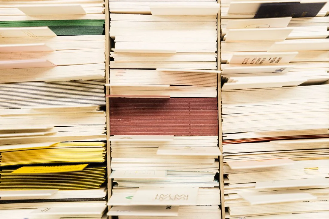 Expedientes y documentos apilados en un archivo administrativo