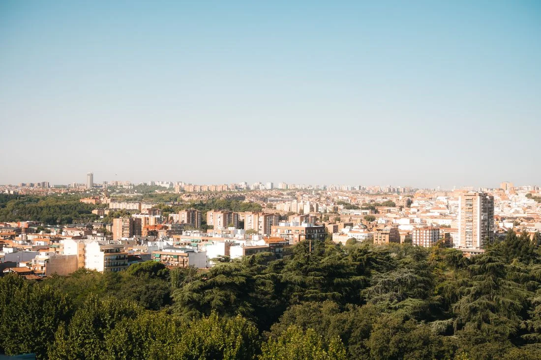 Vista panorámica del tejido residencial de Madrid con arbolado en primer plano
