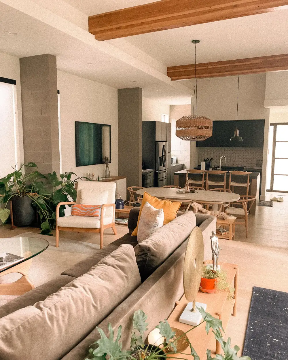 Salón luminoso con cocina abierta en una vivienda moderna en Madrid