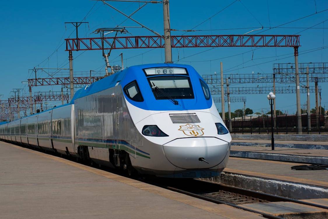 Funcionarios viajeros pendulares Madrid: trabajadores en el AVE desde Valladolid por el precio de la vivienda en 2026