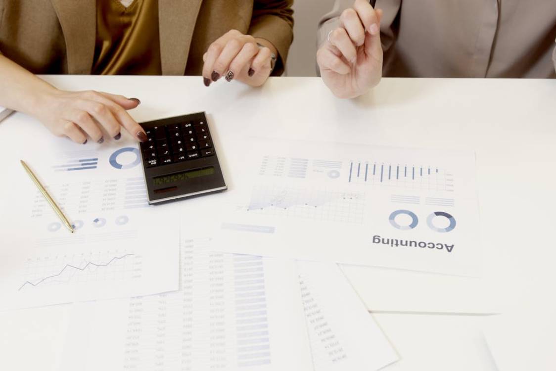 Funcionario calculando cuánto necesita ahorrar para comprar vivienda en Madrid en 2026 frente al precio del mercado