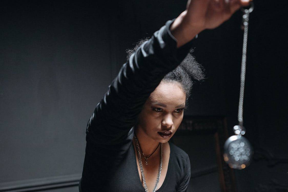 Funcionario joven revisando documentación del bono alquiler joven en Madrid 2026