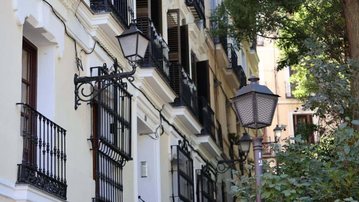 Calles con edificios y farolas antiguas.Decreto VUT Madrid 2026: nueva regulación de viviendas de uso turístico, prohibición en VPP y aprobación expresa de vecinos"