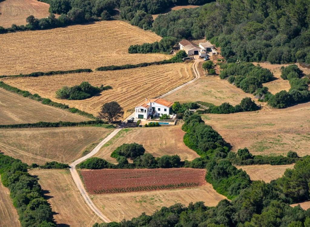 Fincas rústicas España récord 2025: vista aérea de campos castellanos con pueblo al fondo
