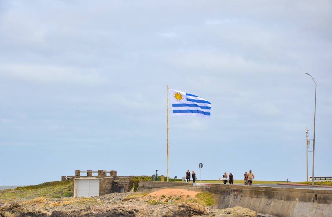 FUCVAM modelo vivienda cooperativa ayuda mutua Uruguay: 730 cooperativas y 35.000 familias con propiedad colectiva desde 1970