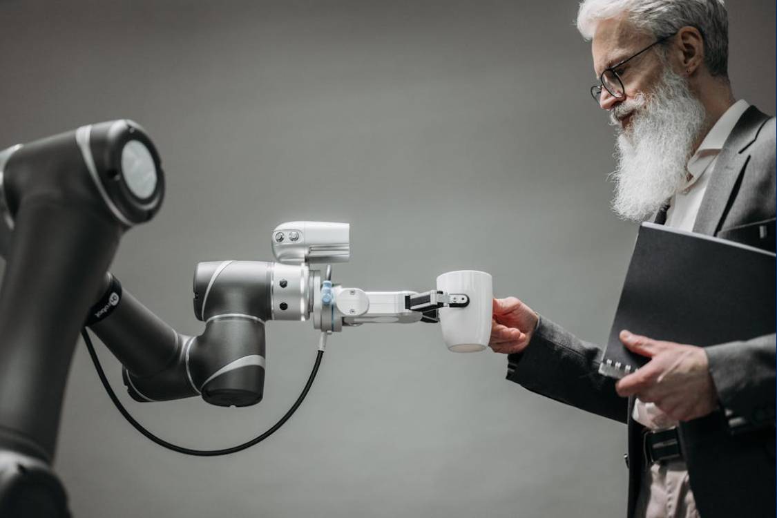 Inteligencia artificial construcción vivienda futuro: robot imprimiendo casas 3D y gemelo digital urbano