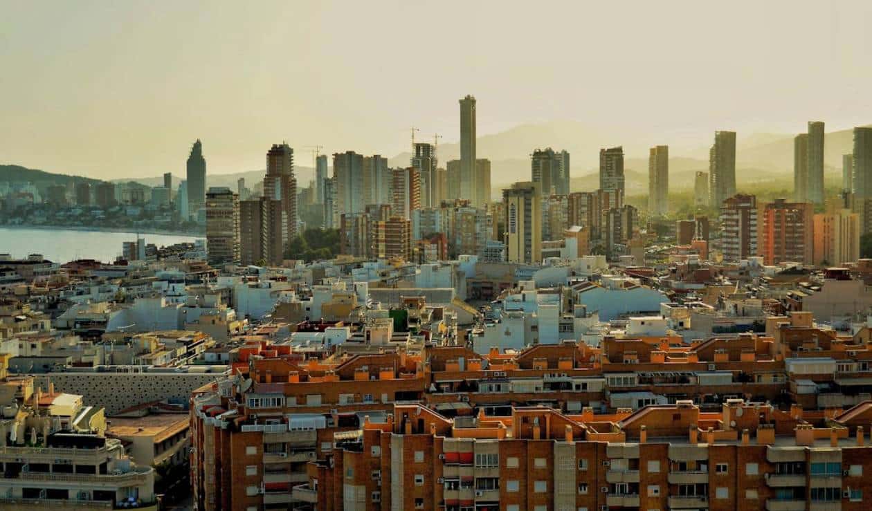 Grúas construcción vivienda nueva España evolución mercado inmobiliario 2001-2026 boom déficit histórico