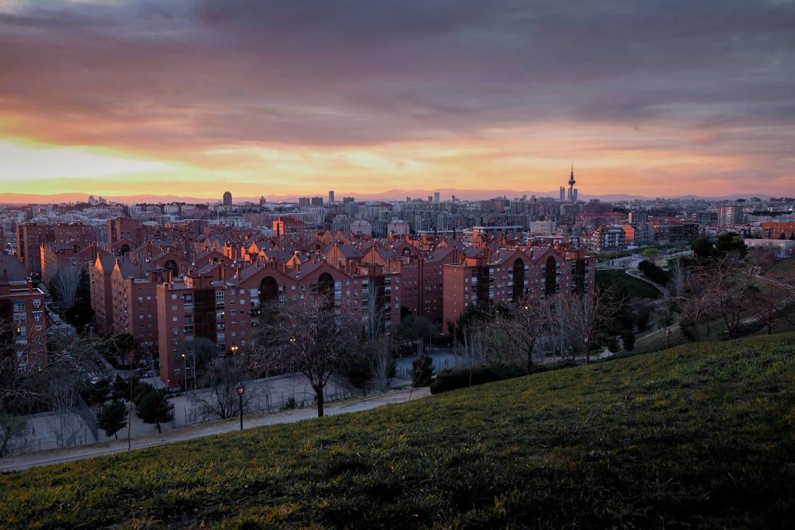 Vista aérea del distrito Arganzuela con Madrid Río y el Matadero, precio vivienda 2026
