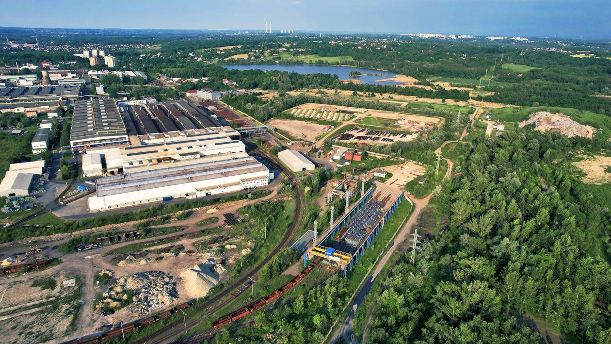 Regeneración urbana suelo industrial Madrid 2026: Roca City Alcalá de Henares ecobarrio y nuevas viviendas en el Corredor del Henares para funcionarios