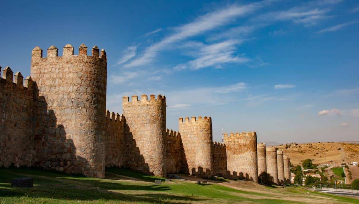 Murallas de Ávila y mercado inmobiliario 2026: vivienda para funcionarios de Madrid a 1h 30min en tren