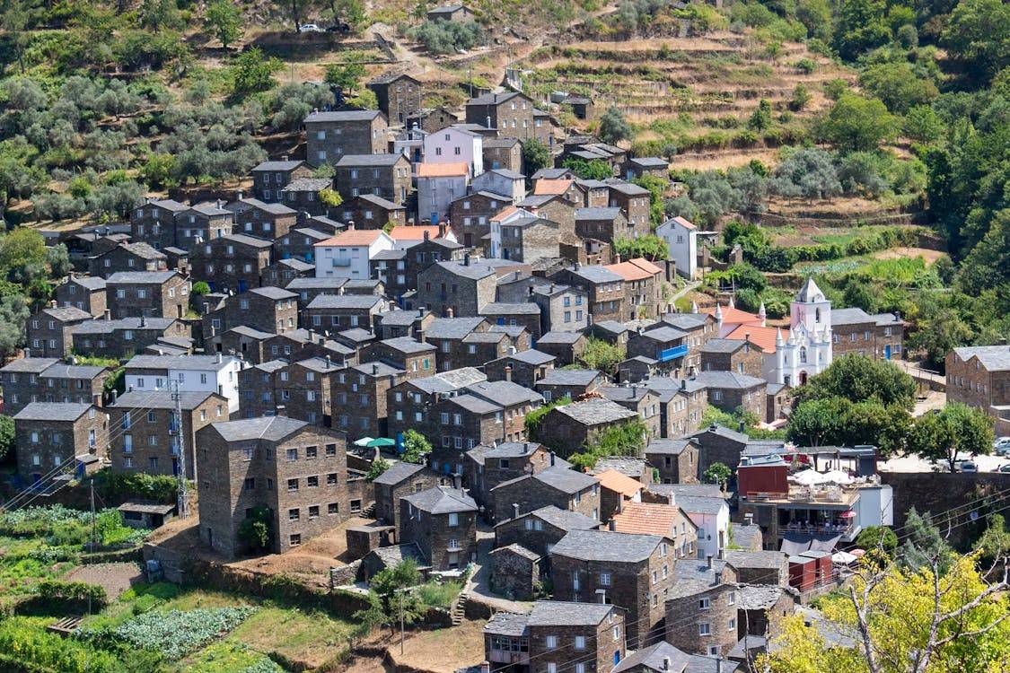 Vivienda funcionarios rurales Madrid: programa Pueblos con Vida financia 122 viviendas en 35 municipios en 2026