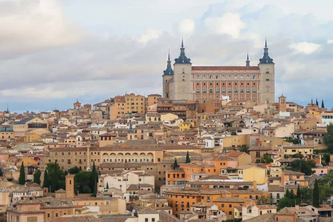 Vivienda Toledo Madrid funcionarios 2026: AVE Toledo-Madrid y precio del metro cuadrado en la provincia