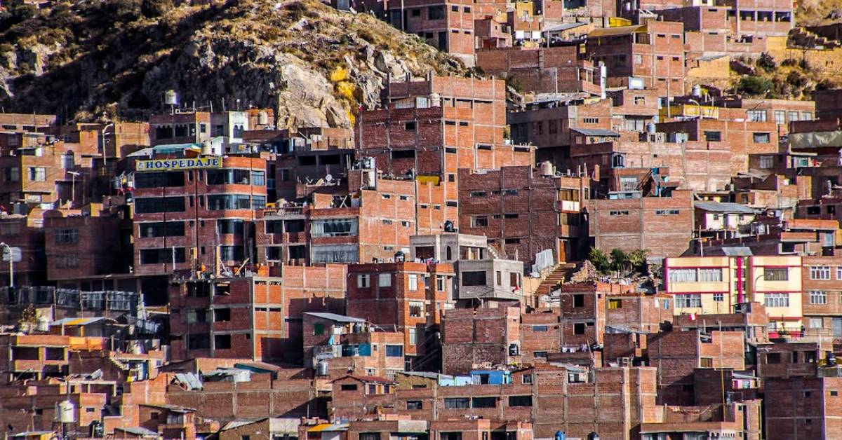 Gráfico concentración inmobiliaria España 2026: grandes tenedores cuadruplican patrimonio frente a caída de hogares propietarios