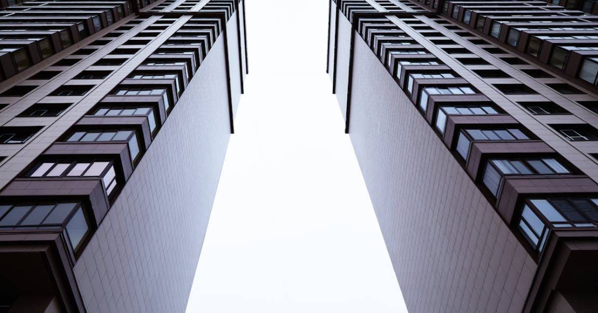 Nueva normativa urbanística Madrid vivienda 2026: horizonte de edificios de la capital con grúas de construcción